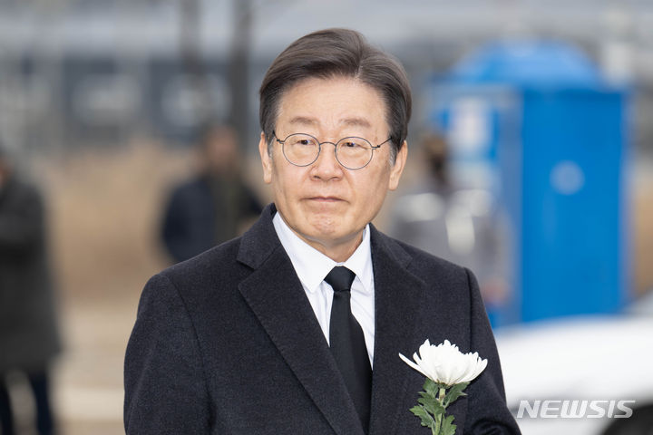 [문경=뉴시스] 이무열 기자 = 이재명 더불어민주당 대표가 1일 경북 문경시 신기제2일반산업단지의 육가공 공장 화재 현장을 찾아 헌화하고 있다. (공동취재) 2024.02.01. photo@newsis.com