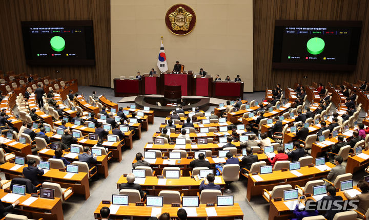 [서울=뉴시스] 추상철 기자 = 1일 오후 서울 여의도 국회 본회의장에서 열린 제412회국회(임시회) 제2차 본회의에서 고향사랑 기부금에 관한 법률 일부개정법률안(대안)이 가결되고 있다. 2024.02.01. scchoo@newsis.com