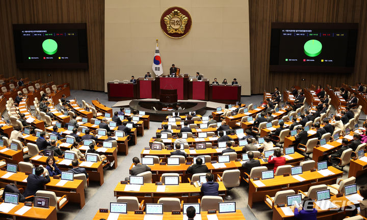 [서울=뉴시스] 추상철 기자 = 1일 오후 서울 여의도 국회 본회의장에서 열린 제412회국회(임시회) 제2차 본회의에서 자동차관리법 일부개정법률안(대안)이 가결되고 있다. 2024.02.01. scchoo@newsis.com