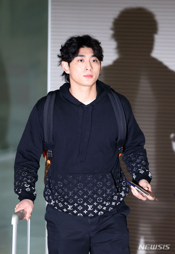 [인천공항=뉴시스] 김선웅 기자 = 메이저리그 샌프란시스코 자이언츠 이정후가 1일 인천국제공항을 통해 출국하고 있다. 2024.02.01. mangusta@newsis.com