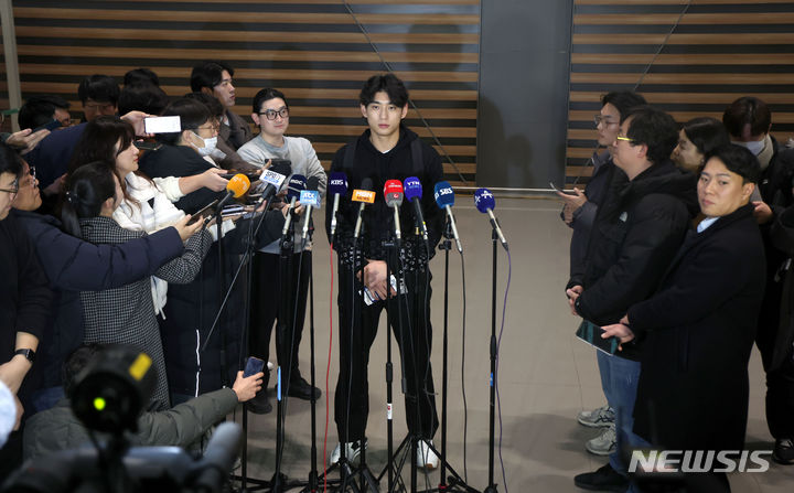 [인천공항=뉴시스] 김선웅 기자 = 메이저리그 샌프란시스코 자이언츠 이정후가 1일 인천국제공항을 통해 출국하며 취재진과 질의응답을 하고 있다. 2024.02.01. mangusta@newsis.com