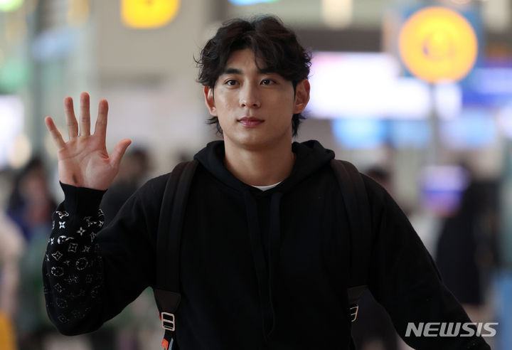 [인천공항=뉴시스] 김선웅 기자 = 메이저리그 샌프란시스코 자이언츠 이정후가 1일 인천국제공항을 통해 출국하고 있다. 2024.02.01. mangusta@newsis.com