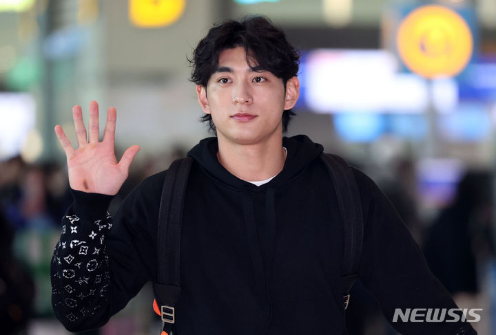 [인천공항=뉴시스] 김선웅 기자 = 메이저리그 샌프란시스코 자이언츠 이정후가 1일 인천국제공항을 통해 출국하고 있다. 2024.02.01. mangusta@newsis.com