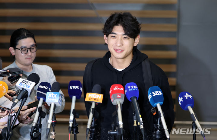 [인천공항=뉴시스] 김선웅 기자 = 메이저리그 샌프란시스코 자이언츠 이정후가 1일 인천국제공항을 통해 출국하며 취재진과 질의응답을 하고 있다. 2024.02.01. mangusta@newsis.com