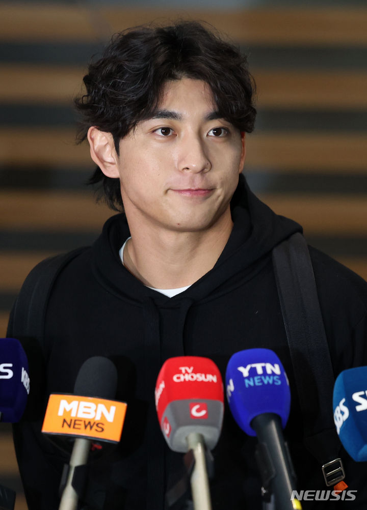 [인천공항=뉴시스] 김선웅 기자 = 메이저리그 샌프란시스코 자이언츠 이정후가 1일 인천국제공항을 통해 출국하며 취재진과 질의응답을 하고 있다. 2024.02.01. mangusta@newsis.com