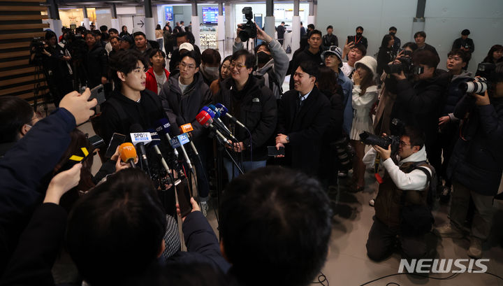 [인천공항=뉴시스] 김선웅 기자 = 메이저리그 샌프란시스코 자이언츠 이정후가 1일 인천국제공항을 통해 출국하며 취재진과 질의응답을 하고 있다. 2024.02.01. mangusta@newsis.com