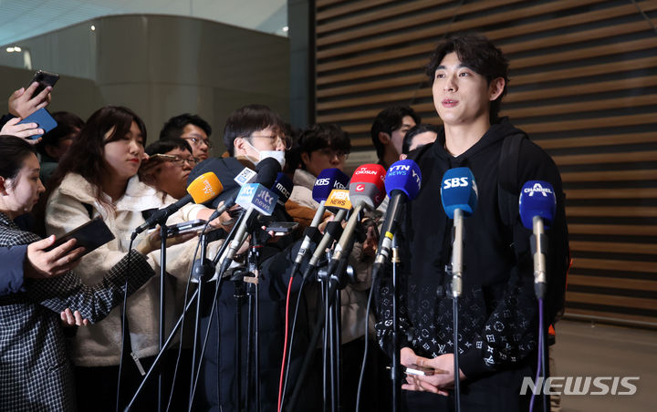[인천공항=뉴시스] 김선웅 기자 = 메이저리그 샌프란시스코 자이언츠 이정후가 1일 인천국제공항을 통해 출국하며 취재진과 질의응답을 하고 있다. 2024.02.01. mangusta@newsis.com