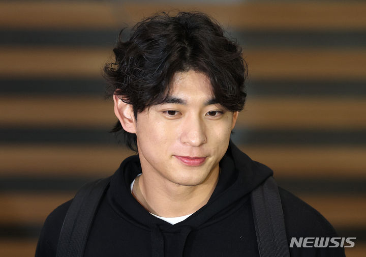[인천공항=뉴시스] 김선웅 기자 = 메이저리그 샌프란시스코 자이언츠 이정후가 1일 인천국제공항을 통해 출국하며 취재진과 질의응답을 하고 있다. 2024.02.01. mangusta@newsis.com