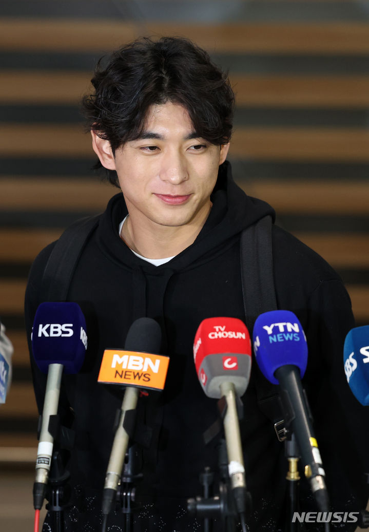 [인천공항=뉴시스] 김선웅 기자 = 메이저리그 샌프란시스코 자이언츠 이정후가 1일 인천국제공항을 통해 출국하며 취재진과 질의응답을 하고 있다. 2024.02.01. mangusta@newsis.com