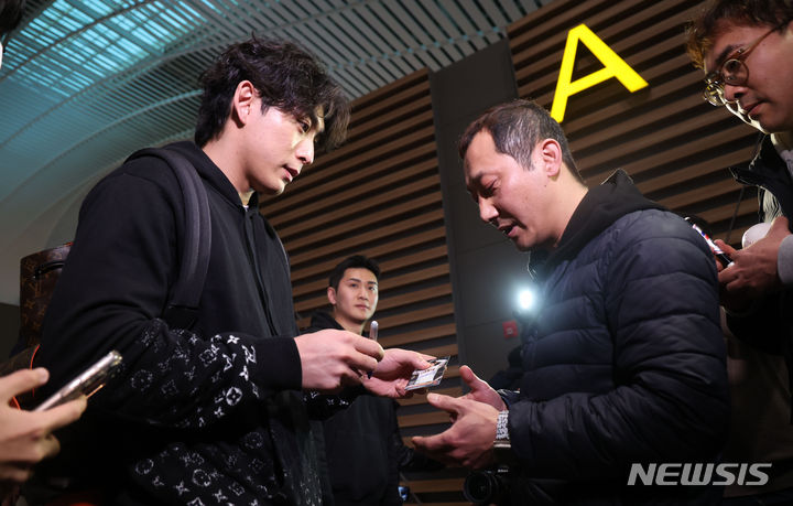 [인천공항=뉴시스] 김선웅 기자 = 메이저리그 샌프란시스코 자이언츠 이정후가 1일 인천국제공항을 통해 출국하며 팬서비스를 하고 있다. 2024.02.01. mangusta@newsis.com