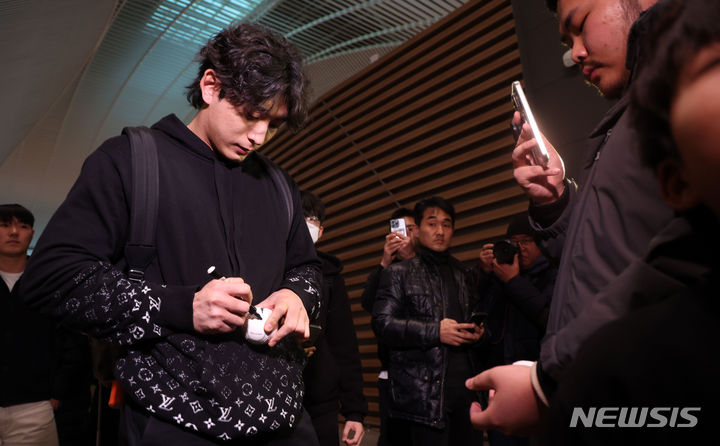 [인천공항=뉴시스] 김선웅 기자 = 메이저리그 샌프란시스코 자이언츠 이정후가 1일 인천국제공항을 통해 출국하며 팬서비스를 하고 있다. 2024.02.01. mangusta@newsis.com