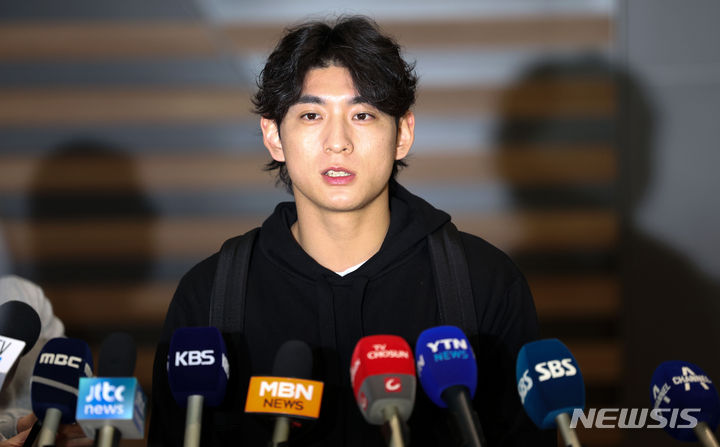 [인천공항=뉴시스] 김선웅 기자 = 메이저리그 샌프란시스코 자이언츠 이정후가 1일 인천국제공항을 통해 출국하며 취재진과 질의응답을 하고 있다. 2024.02.01. mangusta@newsis.com