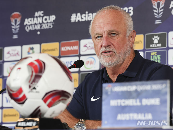 [도하(카타르)=뉴시스] 김근수 기자 = 그레이엄 아놀드 호주 축구 국가대표팀 감독이 1일(현지시간) 카타르 도하 메인 미디어센터에서 대한민국과 아시안컵 8강전을 하루 앞두고 열린 공식 기자회견에서 취재진 질문에 답하고 있다. 2024.02.01. ks@newsis.comm