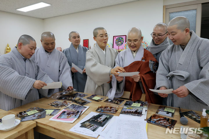 [서울=뉴시스] 박진희 기자 = 대한불교조계종 전국비구니회 제13대 회장 광용스님이 1일 서울 강남구 전국비구니회관에서 교무를 보고 있다. 2024.02.03. pak7130@newsis.com