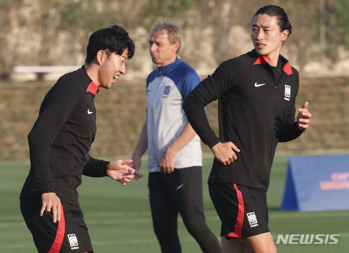 [도하(카타르)=뉴시스] 김근수 기자 = 대한민국 축구대표팀 손흥민과 조규성이 1일(현지시간) 카타르 도하 알 에글라 트레이닝센터에서 호주와 아시안컵 8강전을 하루 앞두고 훈련을 하고 있다. 2024.02.01. ks@newsis.com