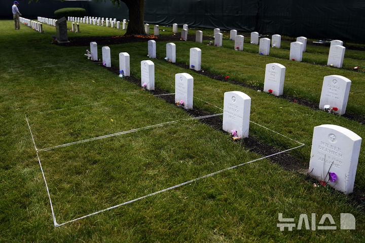 [칼리슬( 미 펜실베이니아주)=AP/뉴시스] 미국 칼리슬 원주민 기숙학교의 어린이들 유해가 묻힌 묘지. 이 곳에는부모로부터 강제분리되어 기숙학교에 강제 입학했다가 질병 등으로 사망한 원주민 어린이들이 안장되어 있다. 2024. 12. 10.  