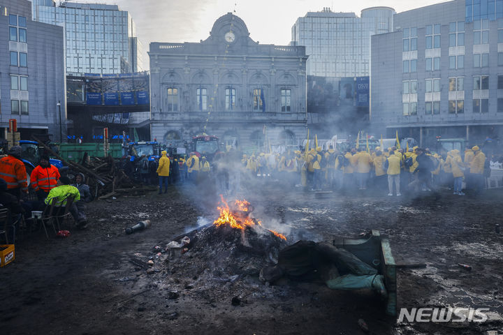 [AP/뉴시스] 환경보호 부담과 수입 농산물 가격차 등남미와의 무역협정에 항의하는 유럽 농부 시위가 계속되자 EU(유럽연합) 집행부는 여러 양보 조치를 내놓고 있다. 사진은 2월1일 EU 정상회의가 열리는 브뤼셀에서 추운 밤을 새운 시위 농부들이 모여 있는 광경. 2024. 12.06.