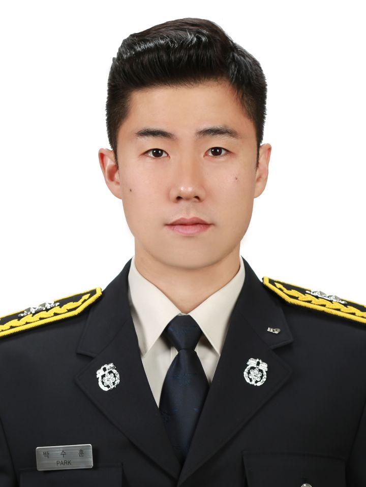 [문경=뉴시스] 지난달 31일 경북 문경 육가공업체 공장 화재 현장에서 순직한 문경소방서 119구조구급센터 소속 故 박수훈(35) 소방사의 사진. (사진=경북소방본부 제공) 2024.02.02. photo@newsis.com *재판매 및 DB 금지