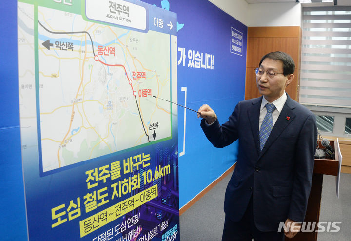 [전주=뉴시스] 김얼 기자 = 더불어민주당 김성주 전주병 의원이 2일 전북 전주시 전북특별자치도의회 기자회견장에서 전주병 출마 선언 기자회견을 열고 질의에 답변하고 있다. 2024.02.02. pmkeul@nwsis.com