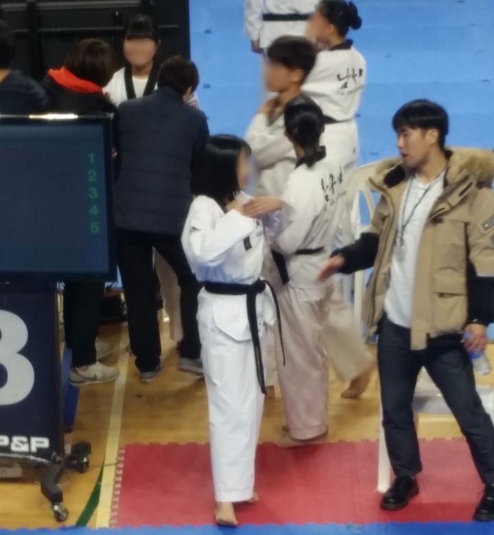 [문경=뉴시스] 태권도 가르치는 고(故) 박수훈 소방교 사진. (사진 = 이예림씨 제공) 2024.02.02. photo@newsis.com *재판매 및 DB 금지