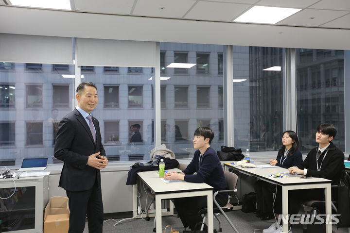 [서울=뉴시스] 모두투어 2024년 신입사원 교육 현장. (사진=모두투어 제공)