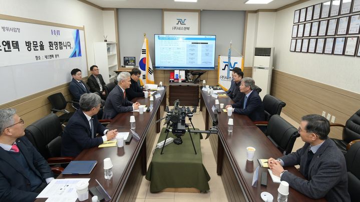 [대전=뉴시스]엄동환 방위사업청장이 2일 네스엔텍을 방문, 방산혁신기업100 사업에 대해 설명하고 있다. (사진=방사청 제공) 2024. 02. 02&nbsp; *재판매 및 DB 금지