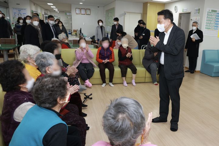 [보은=뉴시스] 안성수 기자 = 2일 충북 보은군 노인주간보호센터를 방문한 김영환 충북지사가 노인들과 이야기를 나누고 있다. 김 지사는 이날 군 주요 시설을 방문하는 소통행정을 펼쳤다. (사진=충북도 제공) 2024.2.2. photo@newsis.com *재판매 및 DB 금지