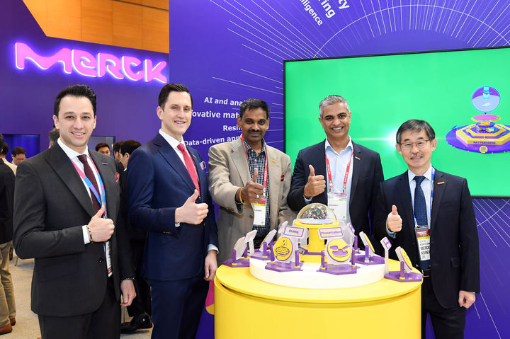 [서울=뉴시스]머크가 1월31일부터 2월2일까지 코엑스에서 개최된 세미콘코리아에 참석했다. (왼쪽부터) 사파 쿠텁 쿠트 디지털 솔루션 부서 이규제큐티브 디렉터 및 오퍼레이션 헤드, 벤자민 하인 수석 부사장 및 스페셜티 가스 헤드, 슈레시 라자라만 수석 부사장 및 박막 비즈니스 헤드, 아난드 남비어 머크 일렉트로닉스 최고영업책임자, 수석 부사장 및 포뮬레이션 소재 비즈니스 헤드, 김우규 한국머크 대표이사. (사진 = 머크) 2024.02.02. photo@newsis.com *재판매 및 DB 금지