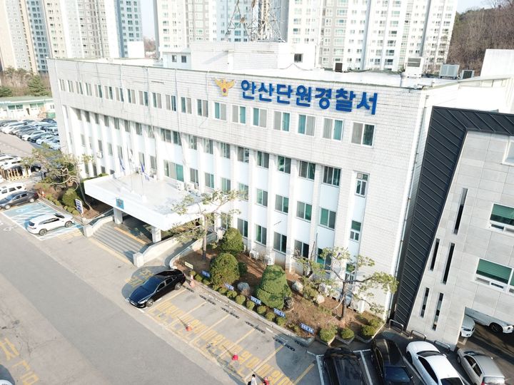 안산 도로서 맨홀 밟은 SUV 전도…탑승자 3명 부상