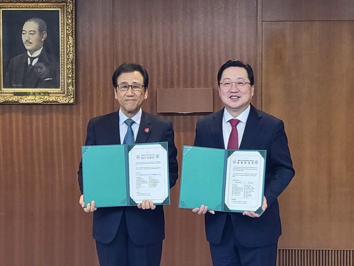 [대전=뉴시스]이장우 시장과 아키모토 가쓰히로 삿포로 시장이 대전과 삿포로 두 도시 간 민간교류 활성화에 협의했다. (사진=대전시 제공) 2924. 02.02 *재판매 및 DB 금지