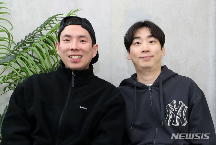 [서울=뉴시스] 김혜진 기자 = 코미디 유튜브 크리에이터 '싱글벙글' 팀 김두현, 최지명이 지난달 19일 서울 마포구 인근에서 뉴시스와 인터뷰에 앞서 포즈를 취하고 있다. 2024.02.02. jini@newsis.com