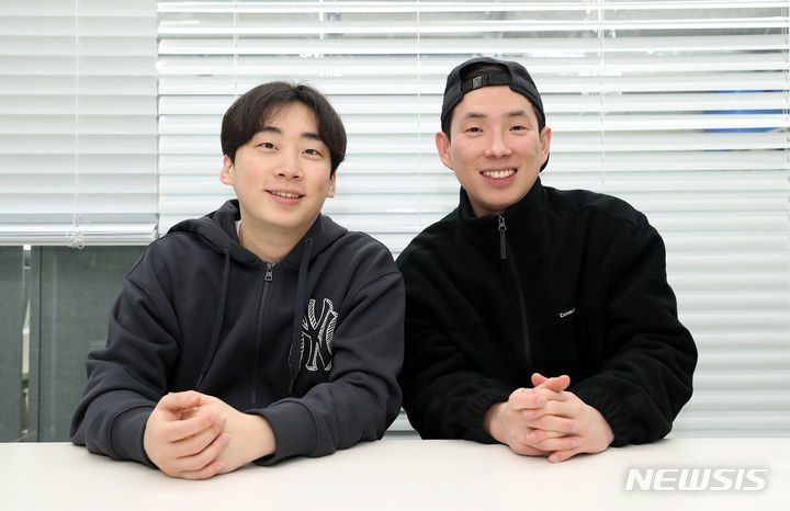 [서울=뉴시스] 김혜진 기자 = 코미디 유튜브 크리에이터 '싱글벙글' 팀 김두현, 최지명이 지난달 19일 서울 마포구 인근에서 뉴시스와 인터뷰에 앞서 포즈를 취하고 있다. 2024.02.02. jini@newsis.com