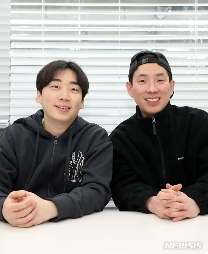[서울=뉴시스] 김혜진 기자 = 코미디 유튜브 크리에이터 '싱글벙글' 팀 김두현, 최지명이 지난달 19일 서울 마포구 인근에서 뉴시스와 인터뷰에 앞서 포즈를 취하고 있다. 2024.02.02. jini@newsis.com