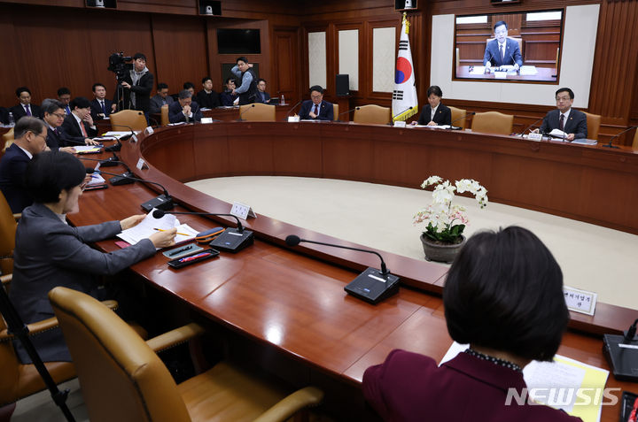 [서울=뉴시스] 배훈식 기자 = 최상목 경제부총리 겸 기획재정부 장관이 2일 오전 서울 종로구 정부서울청사에서 비상경제장관회의 겸 물가관계장관회의를 하고 있다. 2024.02.02. dahora83@newsis.com