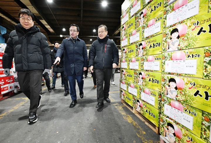 [서울=뉴시스] 최상목 부총리 겸 기획재정부 장관이 지난달 23일 서울 송파구 가락농수산물종합도매시장을 방문해 사과·배 등 과일 가격 동향을 점검하고 있다. (사진=기획재정부 제공) 2024.02.02. photo@newsis.com *재판매 및 DB 금지