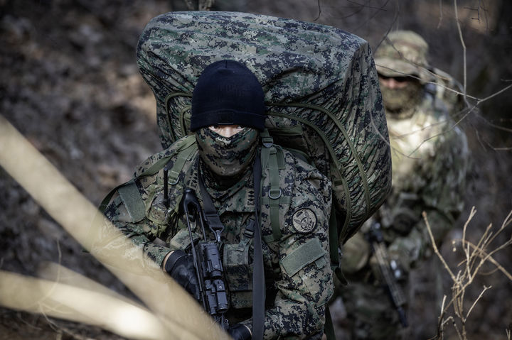 [서울=뉴시스] 한미 특수전부대 대원들이 지난달 31일 경기도 포천 로드게리스 훈련장 일대에서 적 후방지역 특수정찰 훈련을 하고 있다. (사진=육군 제공) 2024.02.02. photo@newsis.com *재판매 및 DB 금지