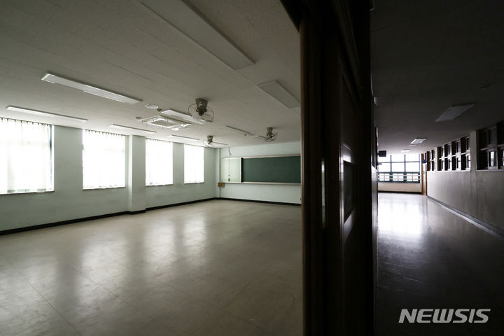 [서울=뉴시스] 최동준 기자 = 지난 2월2일 폐교된 서울 시내 한 고등학교 모습. 2024.02.02. photocdj@newsis.com