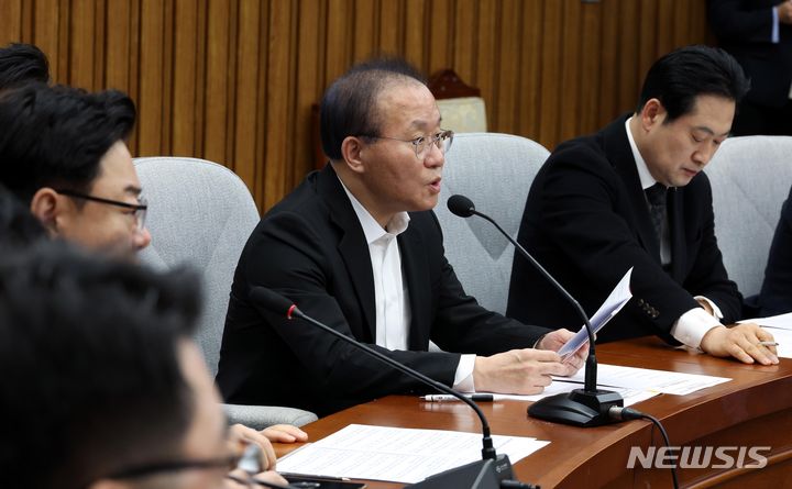 [서울=뉴시스] 조성봉 기자= 윤재옥 국민의힘 원내대표가 2일 오전 서울 여의도 국회에서 열린 원내대책회의에서 발언을 하고 있다. 2024.02.02. suncho21@newsis.com
