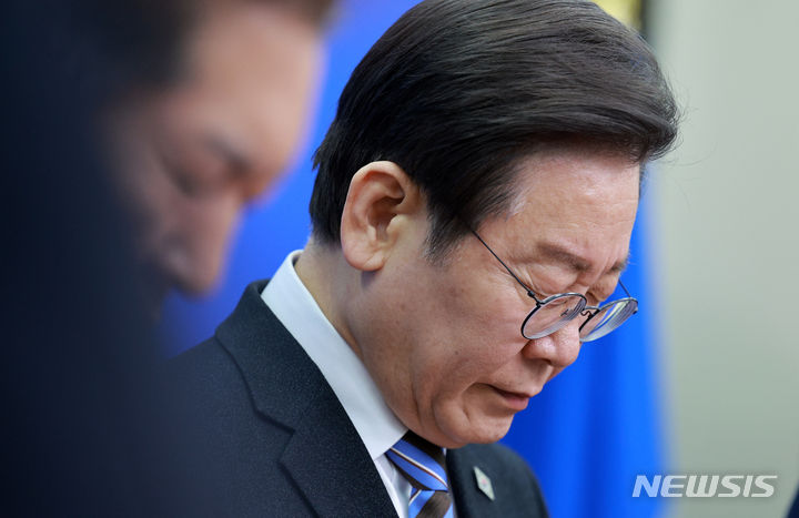 [서울=뉴시스] 고범준 기자 = 이재명 더불어민주당 대표 등 참석 의원들이 2일 오전 서울 여의도 국회에서 열린 최고위원회의에 앞서 문경 화재 현장에서 순직한 구조대원을 위해 묵념을 하고 있다. 2024.02.02. bjko@newsis.com