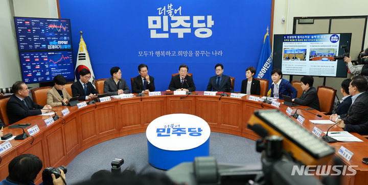 [서울=뉴시스] 고범준 기자 = 이재명 더불어민주당 대표가 2일 오전 서울 여의도 국회에서 열린 최고위원회의에서 발언하고 있다. 2024.02.02. bjko@newsis.com