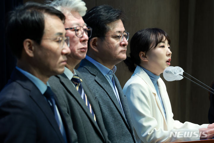 [서울=뉴시스] 고범준 기자 = 양소영 더불어민주당 전국대학생위원장이 2일 오전 서울 여의도 국회 소통관에서 기자회견을 하고 있다. 양 위원장은 이날 민주당을 탈당하고 김종민·이원욱·조응천 의원이 주도하는 신당 '미래대연합'에 입당한다. 2024.02.02. bjko@newsis.com