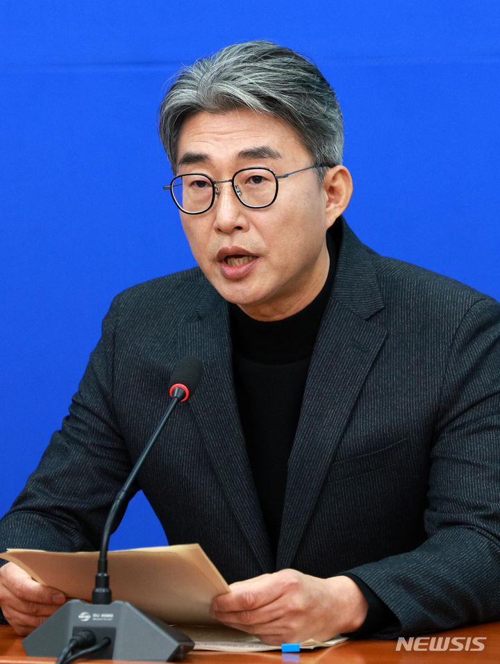 [서울=뉴시스] 고범준 기자 = 2일 오전 서울 여의도 국회에서 열린 더불어민주당 13·14차 인재영입식에서 노종면 전 기자가 발언하고 있다. 2024.02.02. bjko@newsis.com