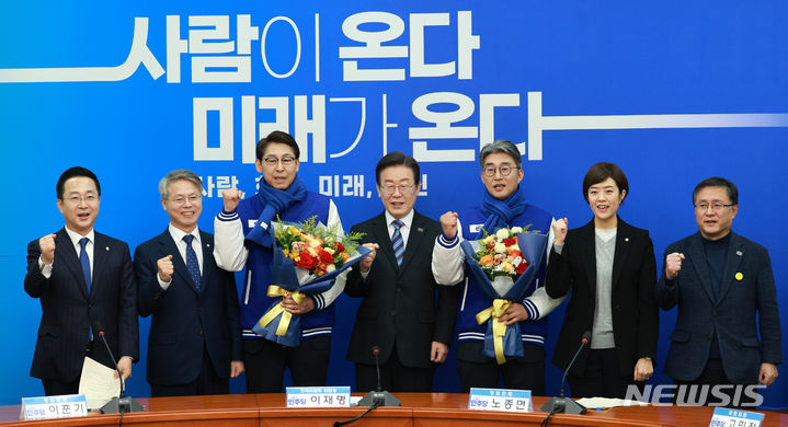 [서울=뉴시스] 고범준 기자 = 이재명 더불어민주당 대표가 2일 오전 서울 여의도 국회에서 열린 13·14차 인재영입식에서 이훈기(왼쪽 세번째) 전 기자, 노종면(오른쪽 세번째) 전 기자와 함께 기념촬영을 하고 있다. 2024.02.02. bjko@newsis.com