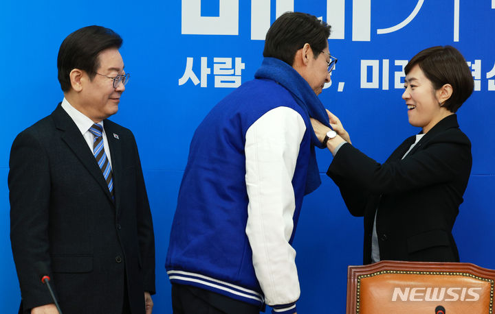 [서울=뉴시스] 고범준 기자 = 고민정 더불어민주당 최고위원이 2일 오전 서울 여의도 국회에서 열린 13·14차 인재영입식에서 이훈기 전 기자에게 목도리를 선물하고 있다. 2024.02.02. bjko@newsis.com