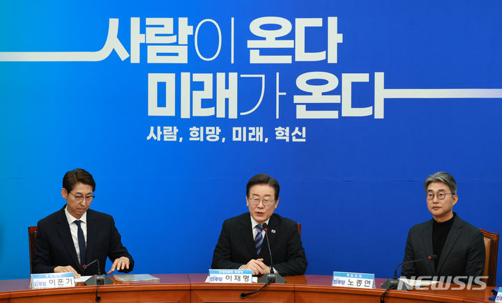 [서울=뉴시스] 고범준 기자 = 이재명 더불어민주당 대표가 2일 오전 서울 여의도 국회에서 열린 13·14차 인재영입식에서 발언하고 있다. 2024.02.02. bjko@newsis.com