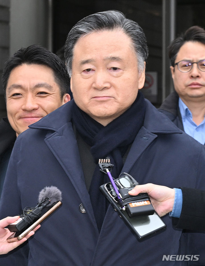 [서울=뉴시스] 황준선 기자 = SPC 그룹 계열사 밀다원 주식을 저가에 양도한 혐의로 재판에 넘겨진 허영인 SPC그룹 회장이 지난 2월2일 오전 서울 서초구 서울중앙지방법원에서 열린 1심 선고 공판에서 무죄를 선고받은 뒤 법정을 나서고 있다. (공동취재)  2024.02.02. photo@newsis.com