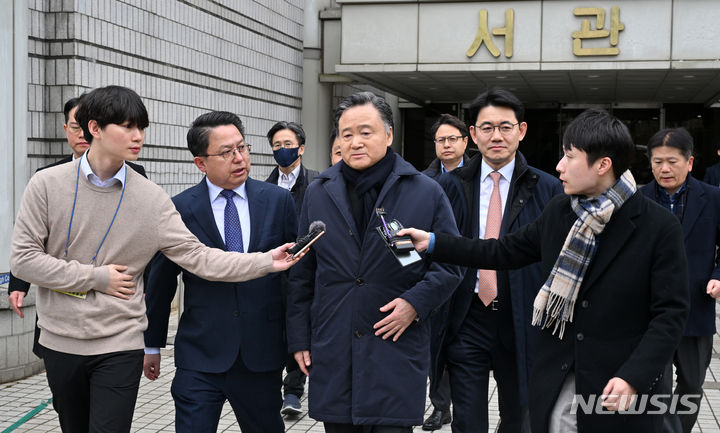 [서울=뉴시스] 황준선 기자 = 4일 법조계에 따르면 서울중앙지법 남천규 영장전담 부장판사는 이날 오후 3시께부터 8시까지 약 5시간동안 노동조합 및 노동관계조정법위반 혐의를 받는 허 회장에 대한 구속 전 피의자 심문(영장실질심사)을 진행했다. 사진은 허 회장이 지난 2월2일 SPC 그룹 계열사 밀다원 주식을 저가에 양도한 혐의 1심 선고 공판을 위해 서울중앙지법에 출석한 모습. (공동취재) 2024.02.02. photo@newsis.com