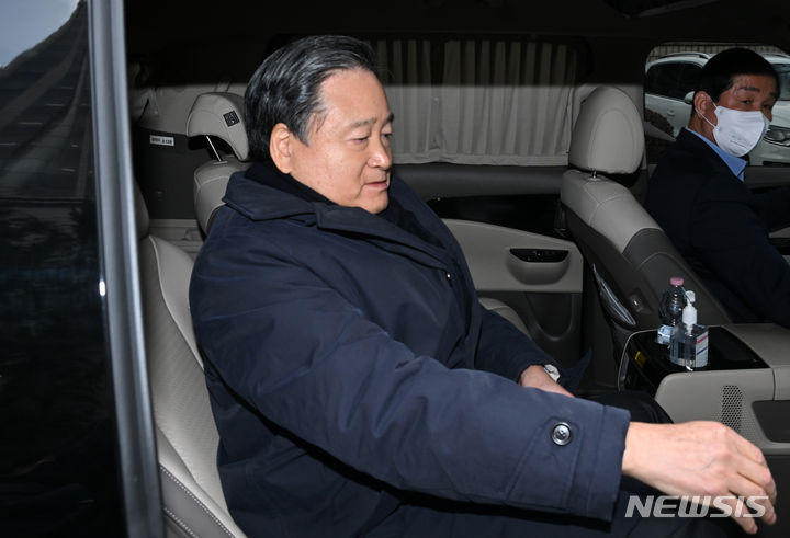 [서울=뉴시스] 황준선 기자 = SPC 그룹 계열사 밀다원 주식을 저가에 양도한 혐의로 재판에 넘겨진 허영인 SPC그룹 회장이 지난 2월2일 오전 서울 서초구 서울중앙지방법원에서 열린 1심 선고 공판에서 무죄를 선고받은 뒤 법정을 나서고 있다. (공동취재) 2024.02.02. photo@newsis.com