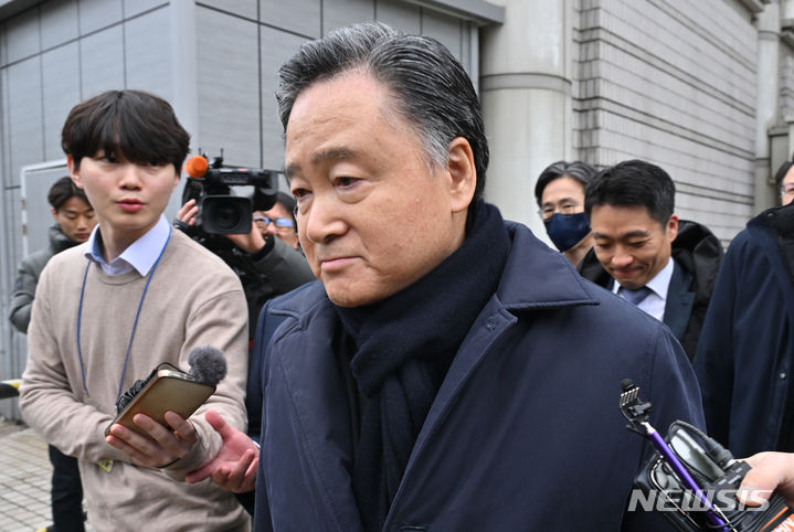 [서울=뉴시스] 황준선 기자 = SPC 그룹 계열사 밀다원 주식을 저가에 양도한 혐의로 재판에 넘겨진 허영인 SPC그룹 회장이 지난 2월2일 오전 서울 서초구 서울중앙지방법원에서 열린 1심 선고 공판에서 무죄를 선고받은 뒤 법정을 나서고 있다. (공동취재)  2024.02.02. photo@newsis.com