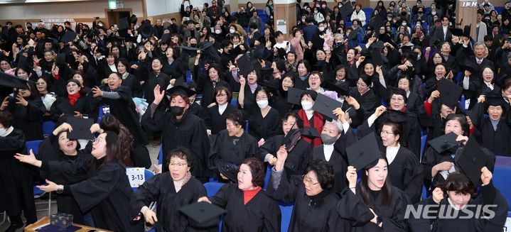 [부산=뉴시스] 하경민 기자 = 2일 부산 사하구 은항교회에서 열린 부산 부경보건고등학교와 병설 부경중학교 졸업식에 참석한 만학도 졸업생들이 환호하고 있다. 이날 졸업식에는 배움의 끈을 놓쳤던 40~80대 늦깎이 중·고교생 418명(중학교 21회 202명, 고등학교 22회 216명)이 꿈에 그리던 졸업장을 품에 안았다. 2024.02.02. yulnetphoto@newsis.com